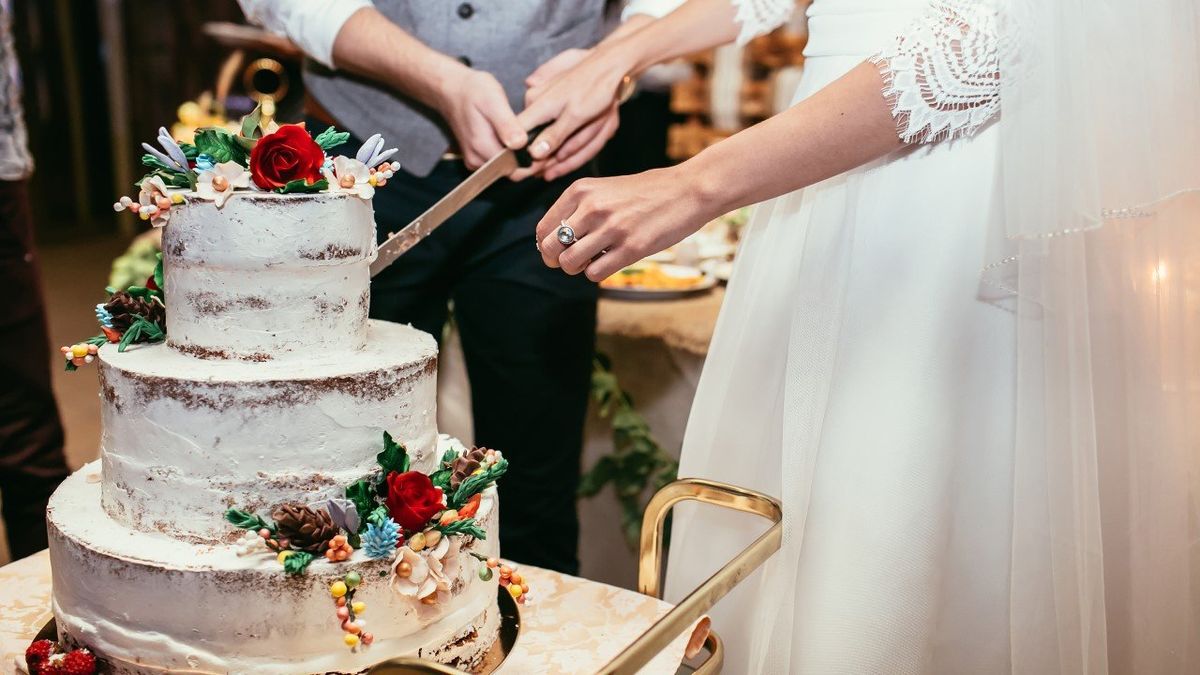 Se casaron y ahora reclaman dinero por cada porción de torta a los invitados