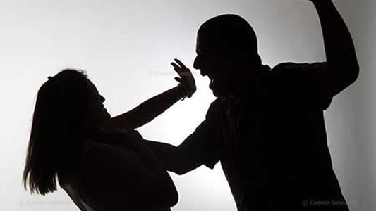 Detuvieron a un golpeador de mujeres mientras atacaba a su pareja