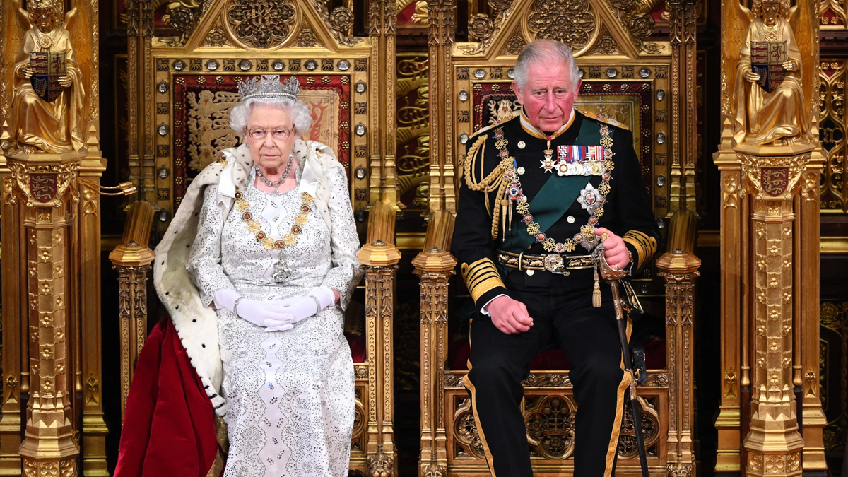 La Reina Isabel II junto a su hijo
