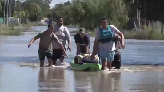 Rescate dramático en Bahía Blanca: salvaron a un hombre de 91 años atrapado tras la tormenta
