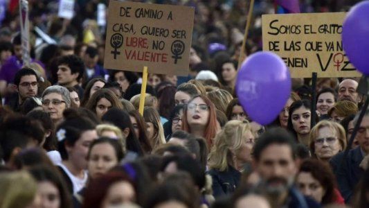 Las mujeres conmemoran su día con una huelga de trabajadoras y una marcha a la Plaza de Mayo contra los femicidios y por el aborto legal