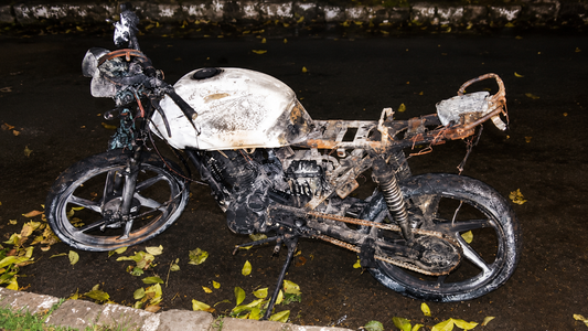 Lo pararon en un control y prendió fuego su propia moto frente a la Policía