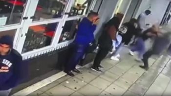 Discutió porque le negaron usar el baño de una pizzería y el encargado lo noqueó: Está grave