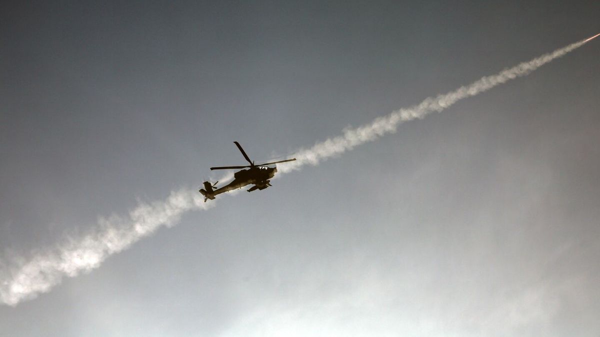 Un helic&oacute;ptero Apache israel&iacute; dispara un misil contra un objetivo en L&iacute;bano, visto desde Miilya, en el norte de Israel (Foto: EFE)