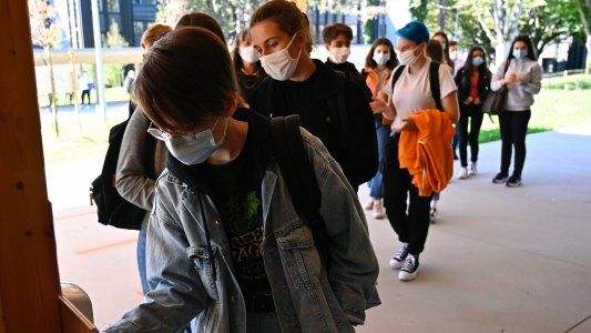 Millones de alumnos en Europa vuelven a las clases presenciales en medio de rebrotes