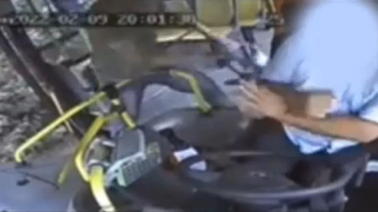 Bariloche: brutal agresión a un colectivero con un martillo