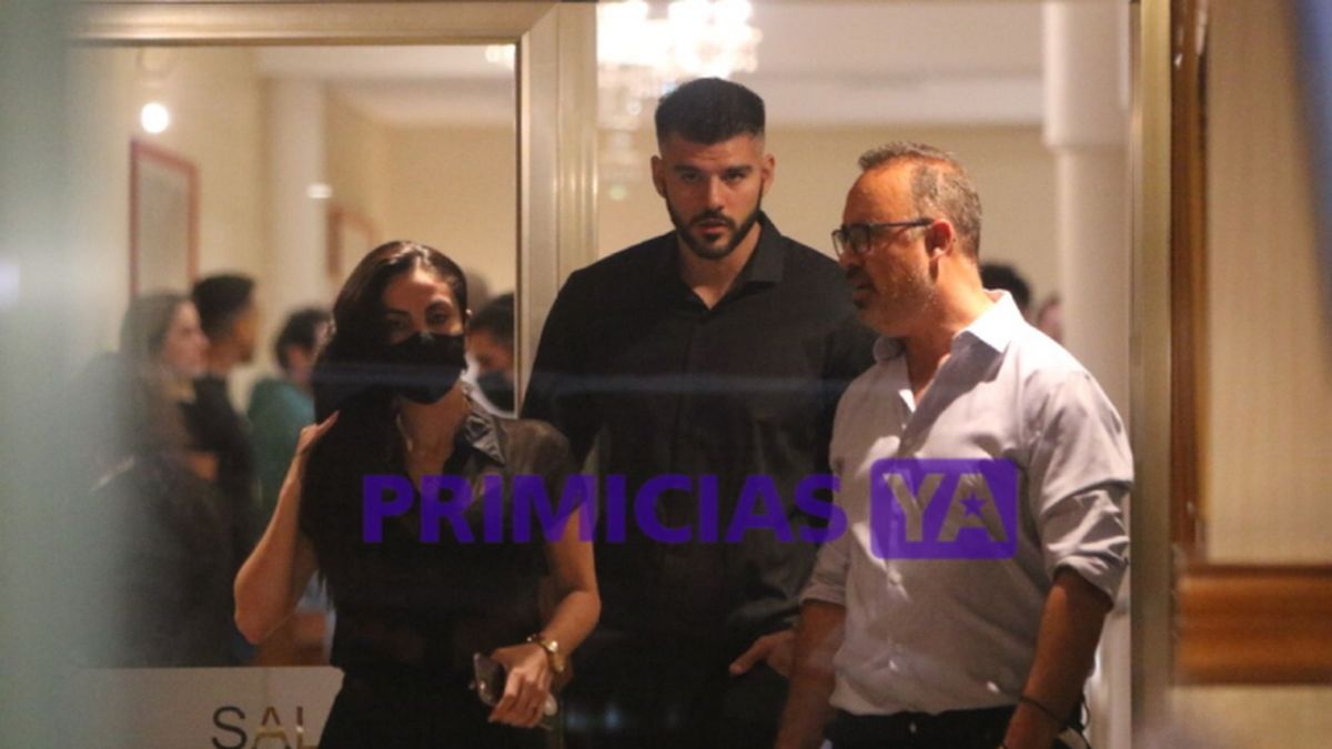 Thomas Fort, el sobrino cantante sobrino de Ricardo Fort, se acercó a despedir los restos de Gustavo Martínez. 