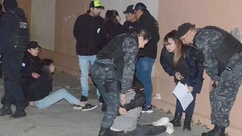 salvaje pelea entre mujeres por un chico: dos chicas de 13 anos apunalaron a otra de 12 salvaje pelea entre mujeres por un chico: dos chicas de 13 anos apunalaron a otra de 12