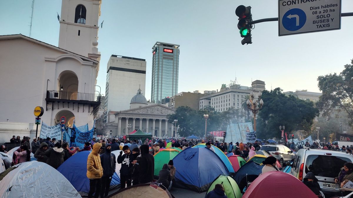 Organizaciones que conforman Unidad Piquetera continuaban este jueves por la mañana con el acampe en Plaza de Mayo (Foto: Walter Verst)