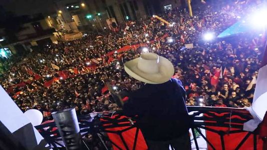 Perú: Castillo se da como ganador, mientras Keiko espera los votos del extranjero