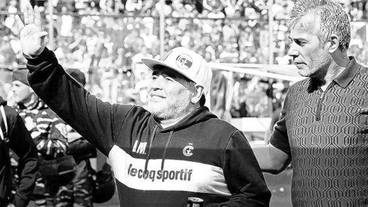 El presidente de Gimnasia destrozó al entorno de Maradona: No tuvieron huevos para decirle que no