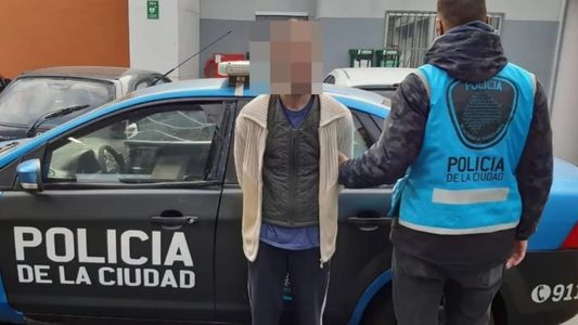 Detuvieron al hombre que destrozó los vidrios de un colectivo por una discusión de tránsito