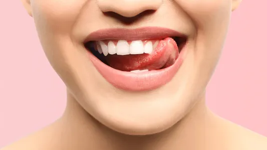 Dientes más blancos y saludables: el enjuague casero que previene enfermedades y elimina la placa