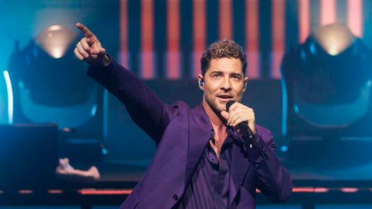 Grabaron el momento exacto en el que a David Bisbal se le rompe el pantalón sobre el escenario