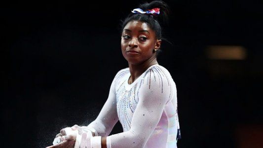 El fenómeno Simone Biles: la gimnasta volvió a competir tras 19 meses y realizó un salto inédito