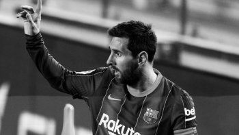Magistral doblete de Messi en la goleada del Barça ante Elche, para tomar aire en medio de la crisis deportiva