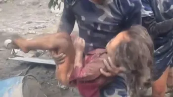 Milagro en Nepal: rescataron con vida a una nena de 6 años tras pasar 60 horas bajo los escombros