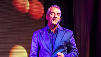 Omar Suárez criticó el regreso del fútbol y anunció su nuevo espectáculo para Carlos Paz