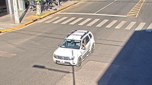 Discutió con un motociclista y lo terminó atropellando: la violenta reacción que quedó filmada