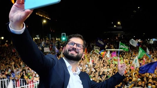 Video: agredieron al presidente chileno Gabriel Boric durante una visita oficial