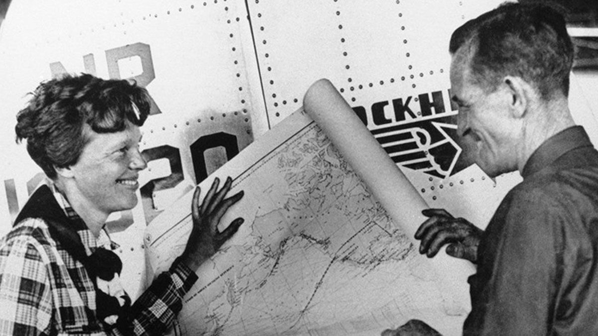 Amelia Earhart y Fred Noonan, revisando el mapa para intentar dar la vuelta al mundo en avi&oacute;n en 1937 (Foto: gentileza StratusProject).