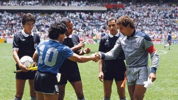 El árbitro tunecino que dirigió Argentina-Inglaterra en México 86 es el propietario del balón. (Foto: Getty)