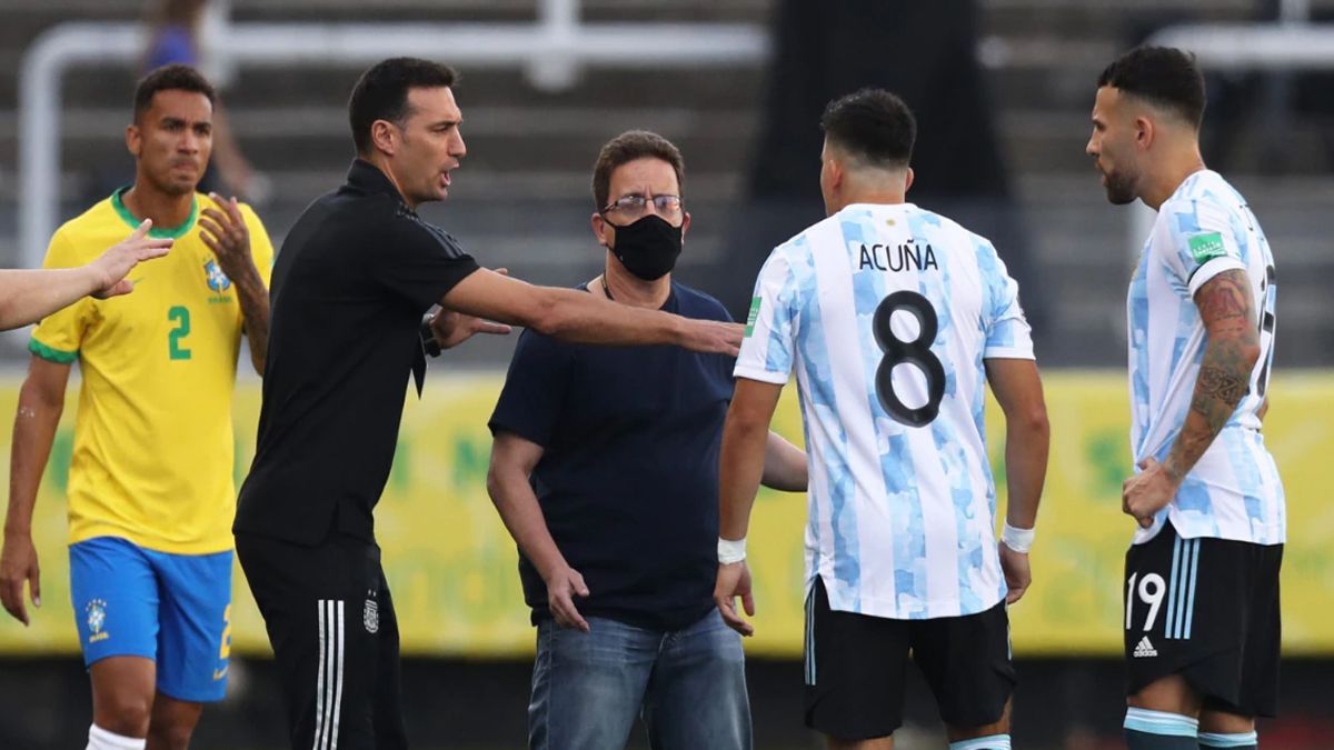 El agente que ingresó al campo de juego habría estado armado