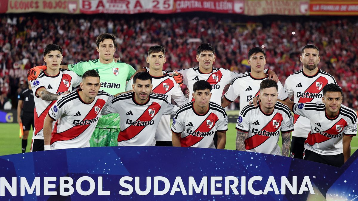 El equipo de Coudet sali&oacute; a la cancha sin la presencia de Thiago Almada. (Foto: Reuters).