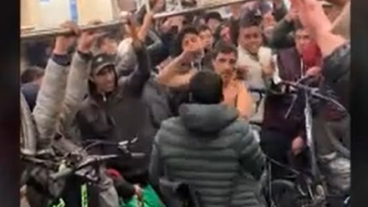 El Club de la Pelea en un vagón del tren San Martín: dos pasajeros a las piñas como en un ring