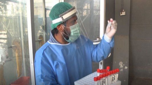 Qué saben los científicos sobre cómo se propaga la nueva cepa del coronavirus