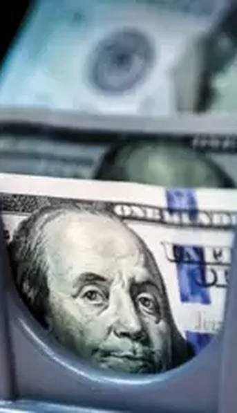 En el tercer día sin cepo cambiario, el dólar oficial y el paralelo volvieron a bajar y se achica la brecha