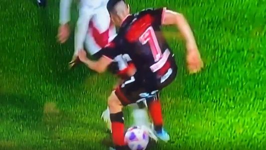 ¿El VAR favoreció a River? El penal para Barracas Central que la tecnología y los árbitros no vieron