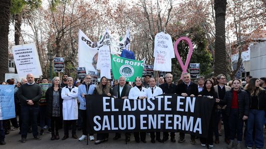 Masivo abrazo simbólico en defensa del Instituto Roffo: pacientes con cáncer y médicos contra el ajuste
