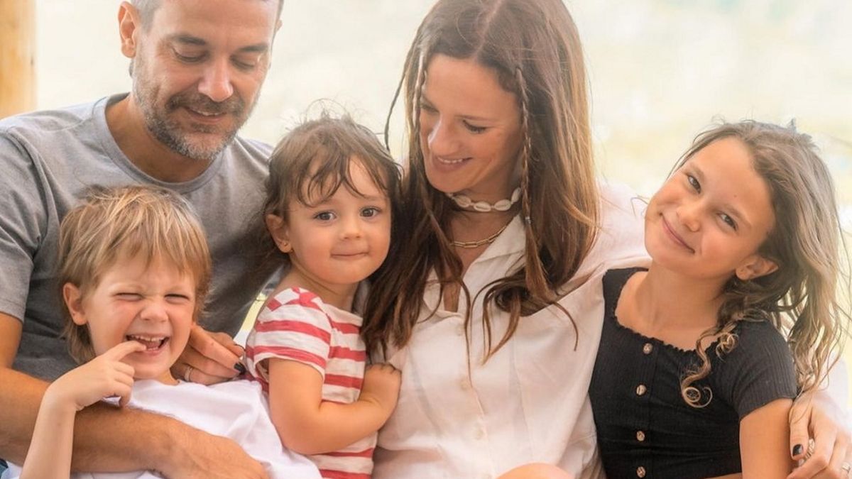 Paula Chaves junto a su marido, Pedro Alfonso, y sus tres hijos: Olivia, Baltazar, Filipa.&nbsp;