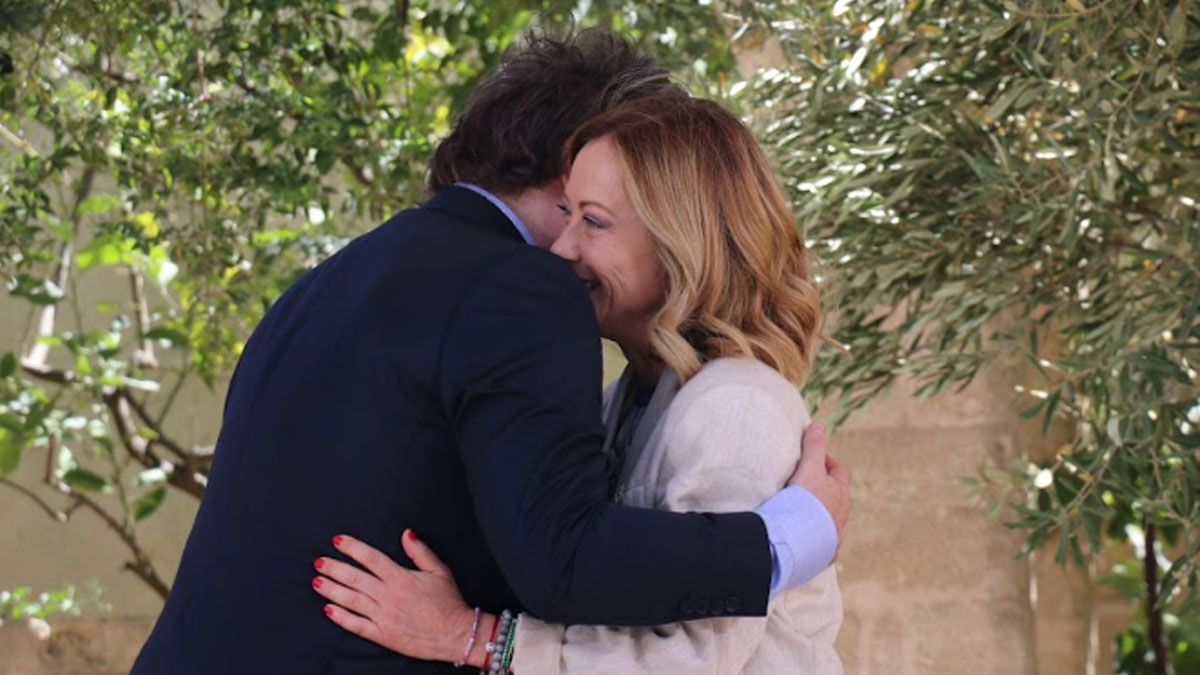 Giorgia Meloni se r&iacute;e ante un comentario de Javier Milei al llegar a la cumbre del G7. (Foto: Presidencia)