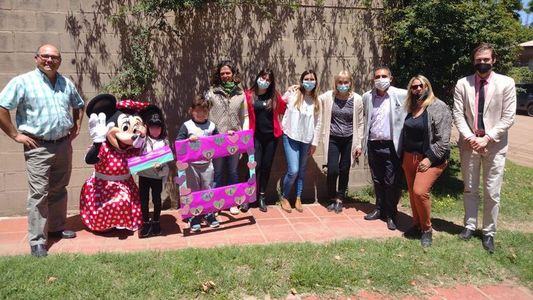 Con la ayuda de un cuento, un juez le anunció a una niña que iba a ser adoptada: Es imposible no continuar emocionado