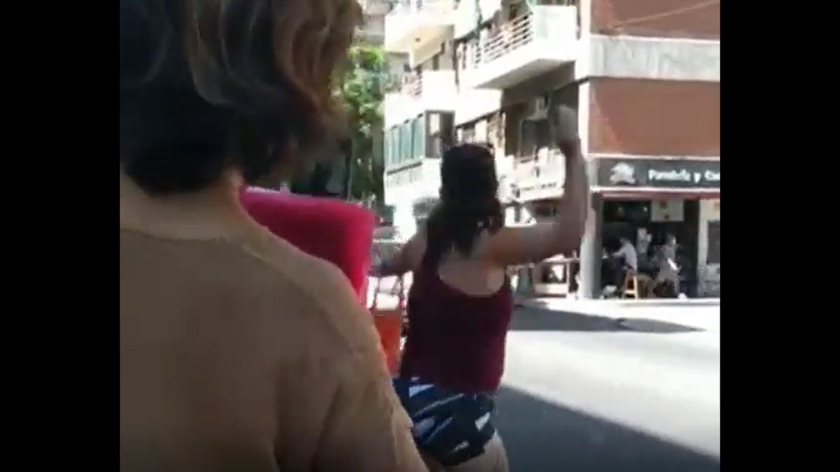 Así apedreó un colectivo porque llegaba tarde. (Captura de video)