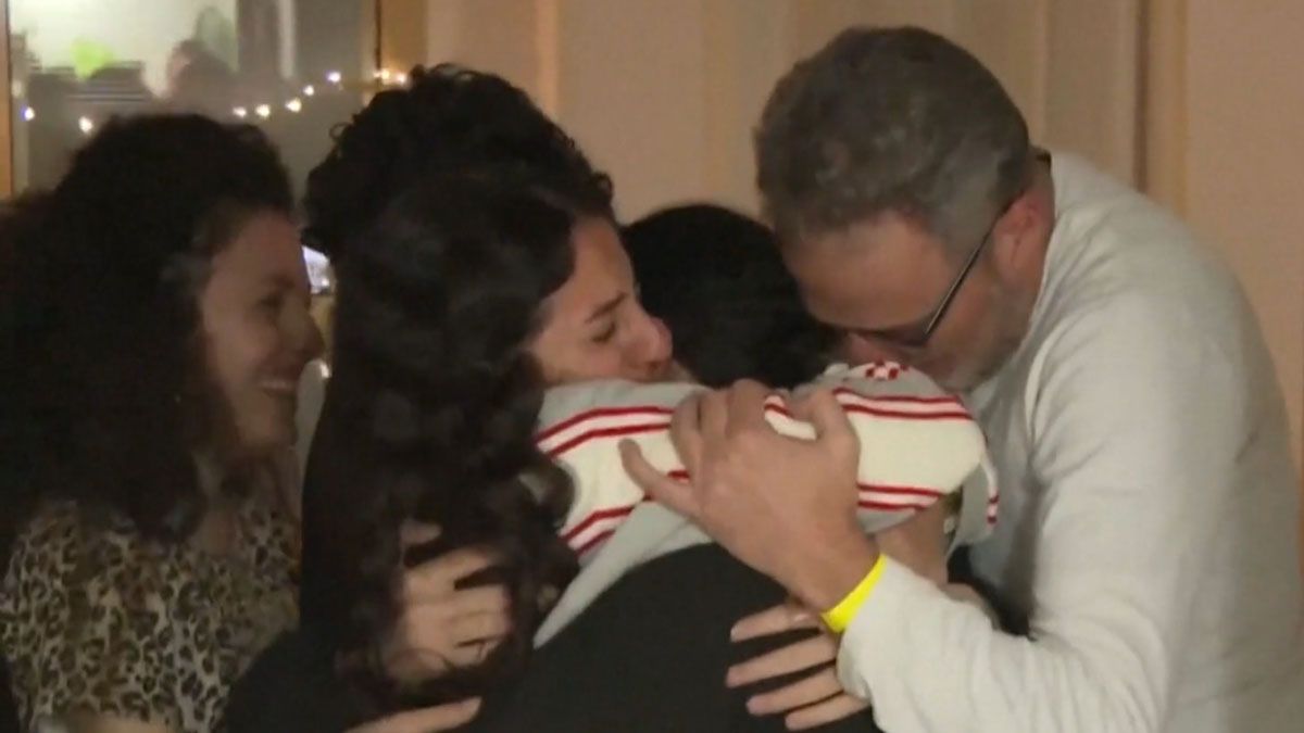 Reencuentro emocionante tras 15 meses de angustia. El domingo liberaron a las tres primeras rehenes (Foto: gentileza Jerusalem Post).