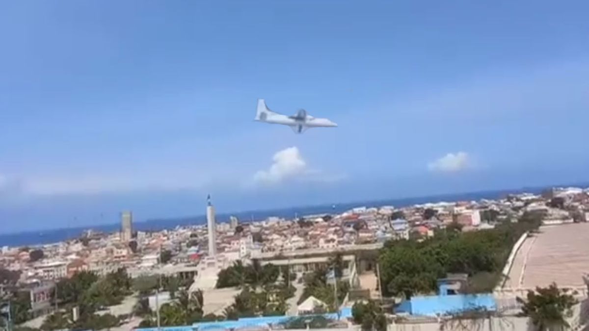 El vuelo de Halla Airlines pasa en la aproximación final al aeropuerto sin que se noten anomalías. (Foto: Captura de TV)