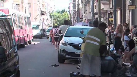 Estacionar en Flores, un castigo: la nueva técnica que usan los trapitos para marcar las calles
