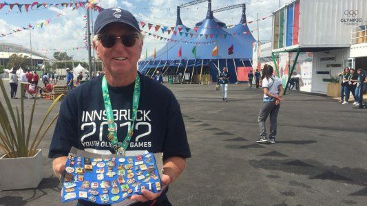 El hombre más buscado de la Villa Olímpica: colecciona e intercambia pins desde 1984 y ya tiene más de 30.000