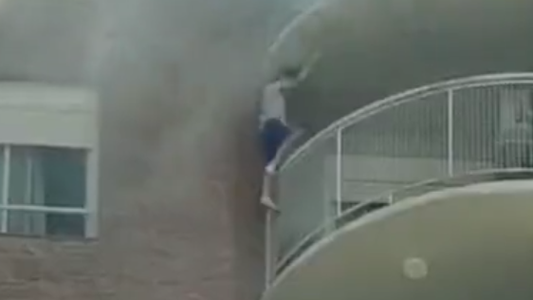 Tigre: un nene se colgó del balcón de un piso 13 para salvarse un incendio en Tigre
