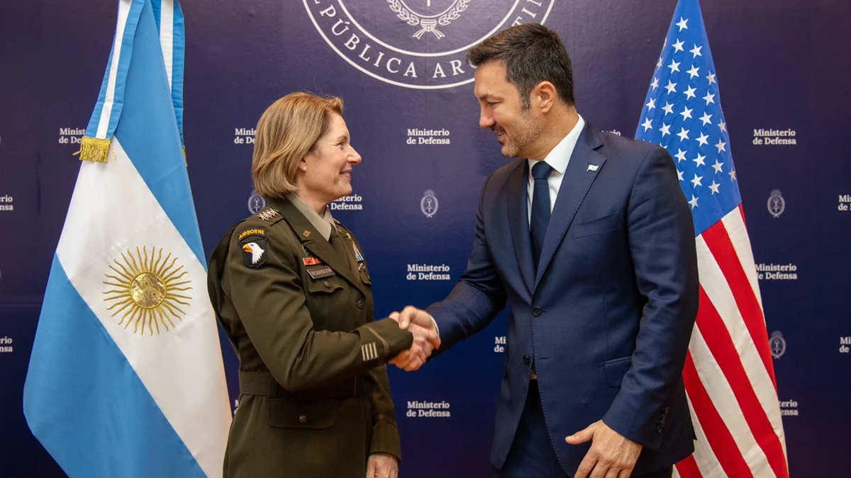 Richardson visitó a Petri y oficializó la transferencia de un nuevo Hércules C-130H a la Fuerza Aérea. (Foto: NA)