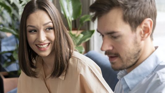 Según la psicología, qué significa no mirar a los ojos al hablar y cómo interpretar este gesto