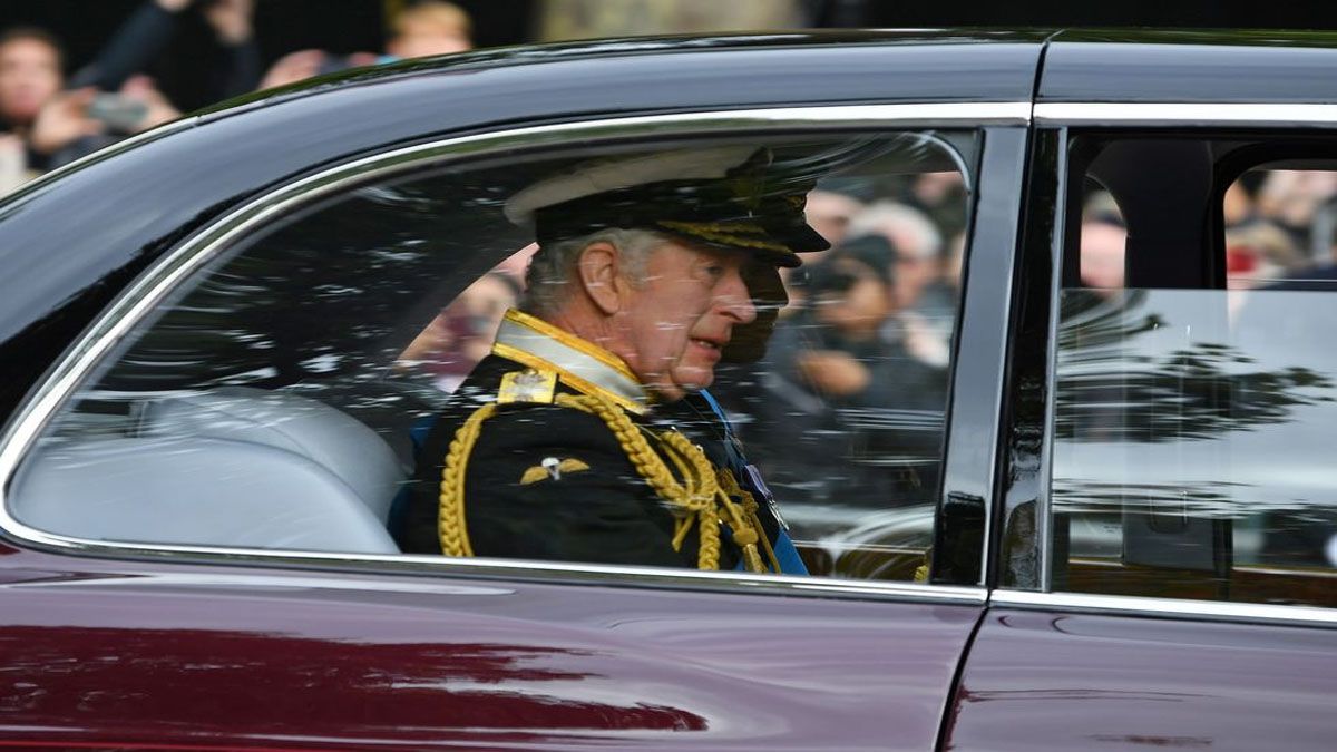 El rey Carlos III lega a la abadía (Foto: Gentileza Town & Country)