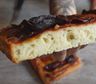 Focaccia sin amasado con queso y panceta: una receta fácil y llena de sabor