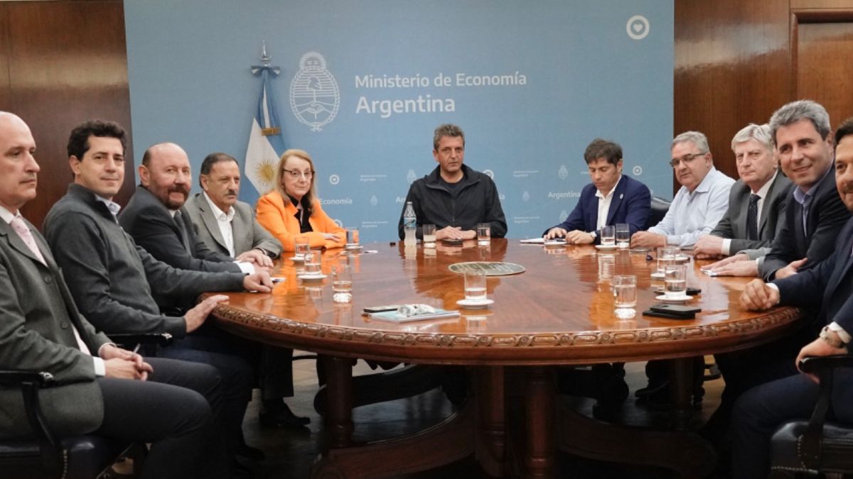 Sergio Massa confirmó a los gobernadores que Economía girará fondos ATN para que puedan cumplir con pago de sueldos y aguinaldos en diciembre. Foto Economía.