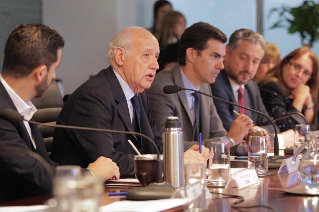 Lavagna pidió crear un Consejo Económico y Social nacional y acusó a los políticos de creerse que tienen el poder absoluto