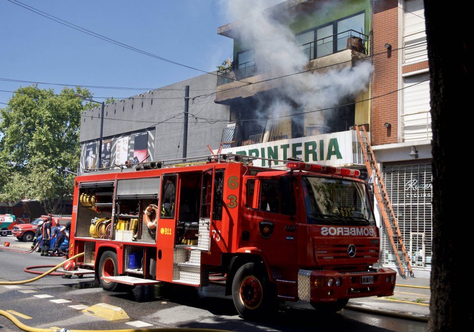 Se incendió una carpintería en Palermo y trasladaron a una niña por inhalación de humo