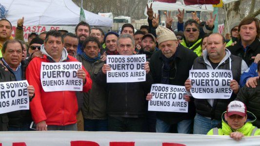 Carpa blanca y acampe: los portuarios paralizan parcialmente el puerto en reclamo por 160 despidos